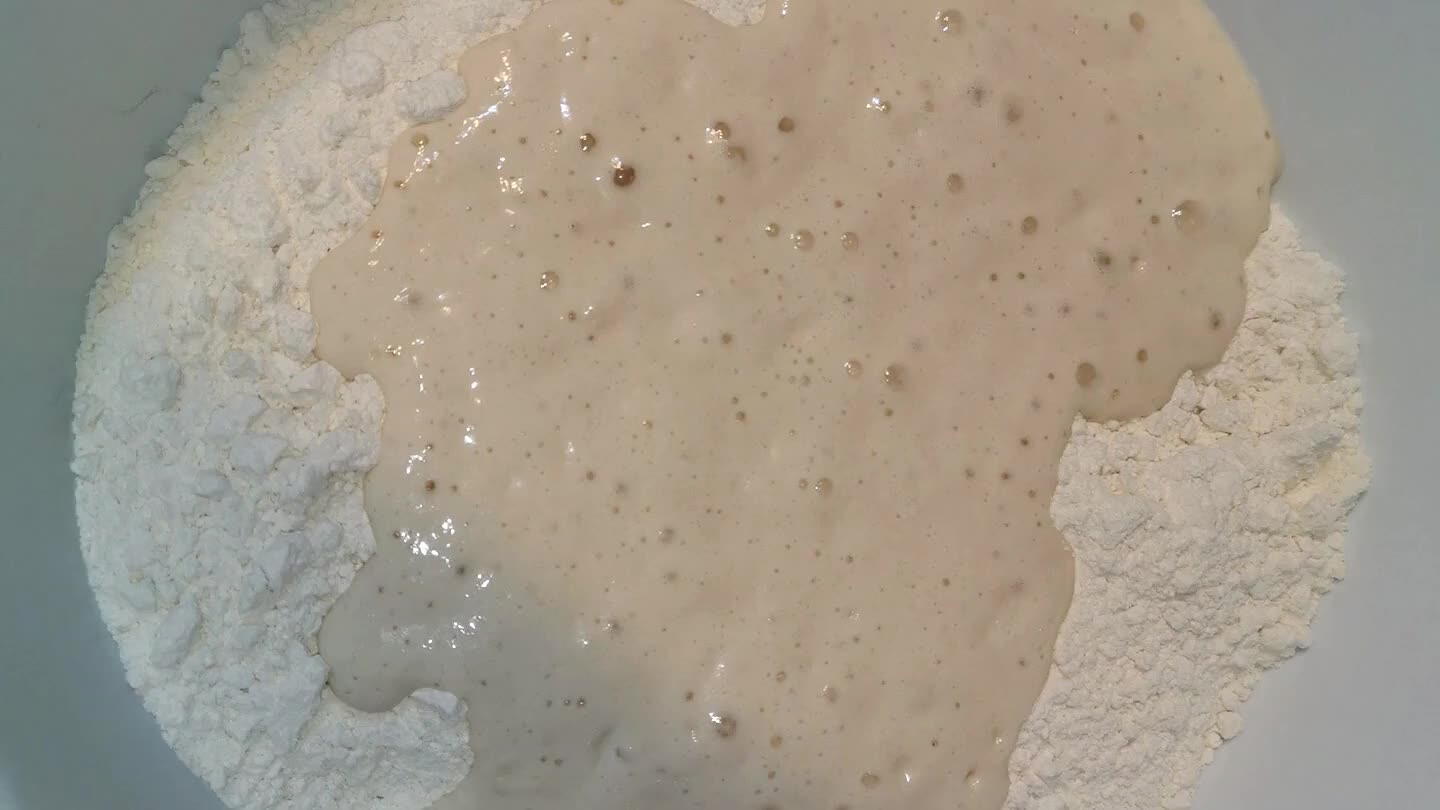 agua poco a poco mientras lo mezclas. Cuando ya tengas todo mezclado, amasalo durante 15 minutos y déjalo reposar hasta que aumente la masa el doble de tamaño.