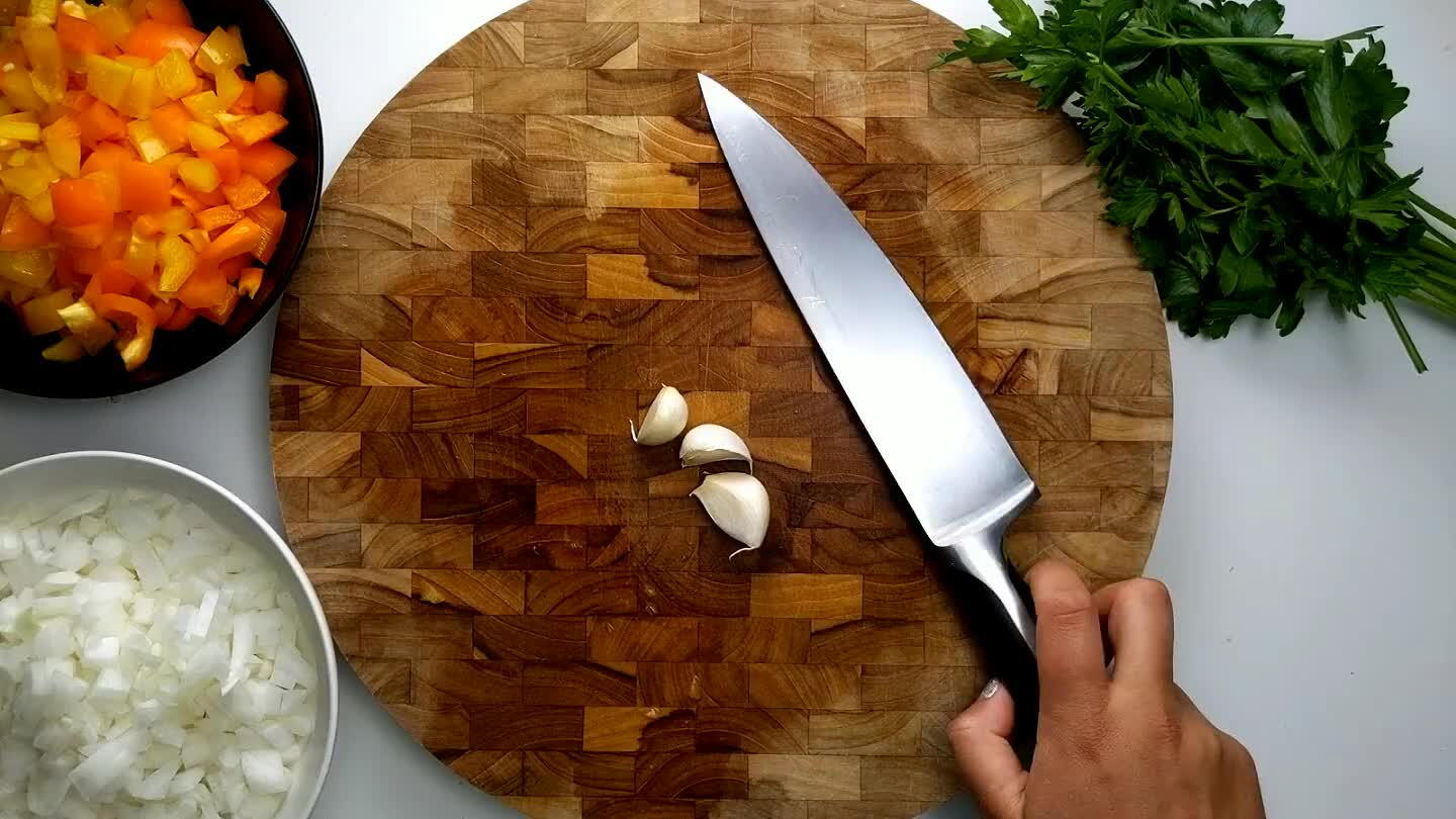 . Roughly chop the cloves.