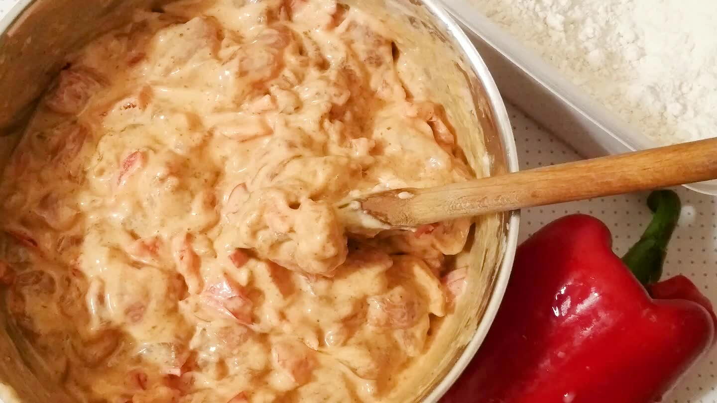 zucamy ją do jakiegoś pojemnika, zasypujemy całą paczuszką (25g.) naszej przyprawy do kurczaczka i dolewamy odrobinę mleczka, tak aby się ta nasza przyprawa ładnie mogła rozprowadzać po mięsku. Gdy już staranie to wszystko wymieszamy to odkładamy te nasze mięska na 1h lub 2h do lodóweczki(najlepiej jak najdłużej).