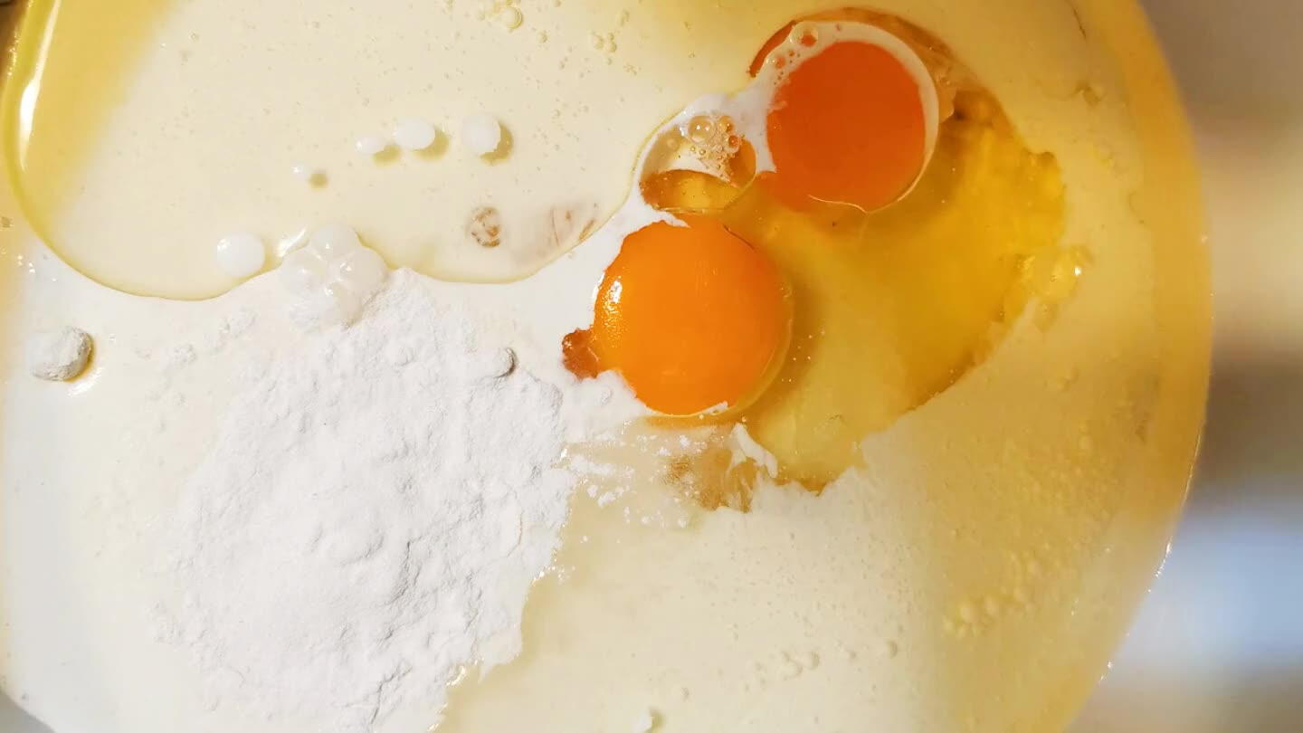 Coje todos los ingredientes y batelos en un cuenco.
