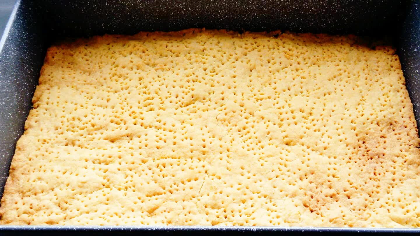 cem. Podpiekamy kruchy spód przez 15 min. w temp. 180 C.