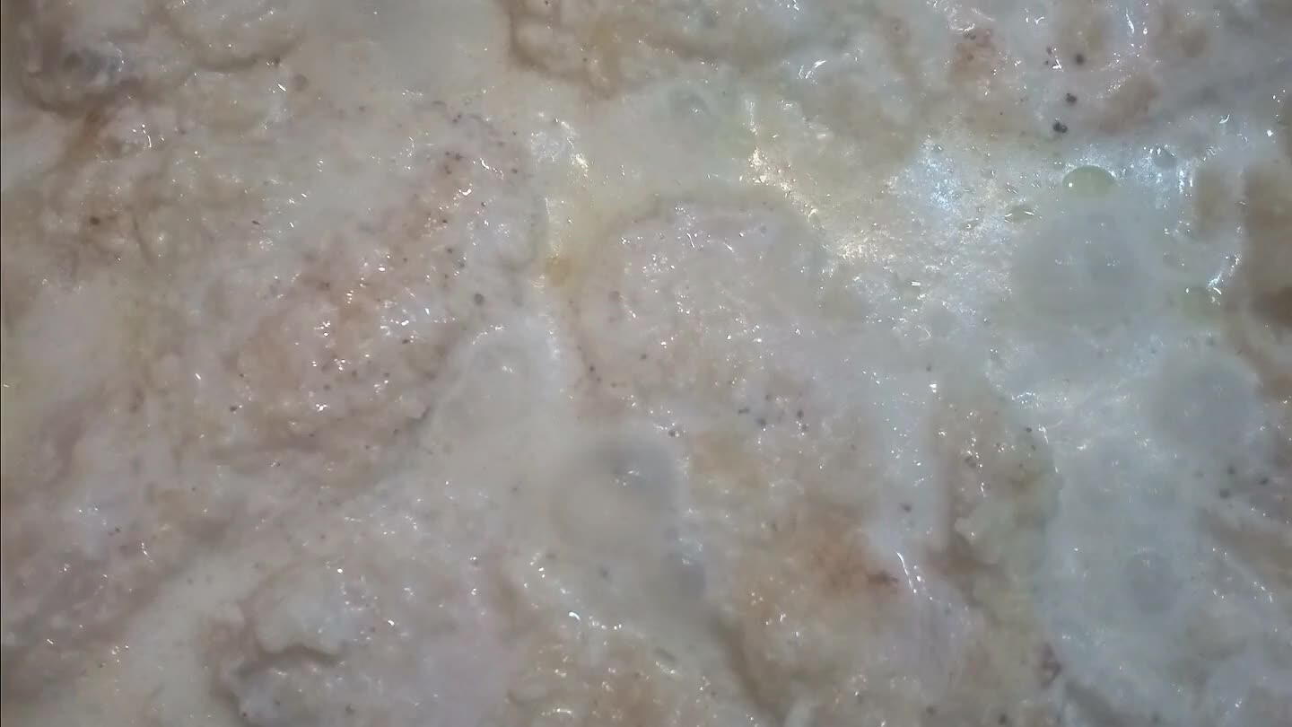 ollevandoli e versando il latte rimasto con un cucchiaio capiente...