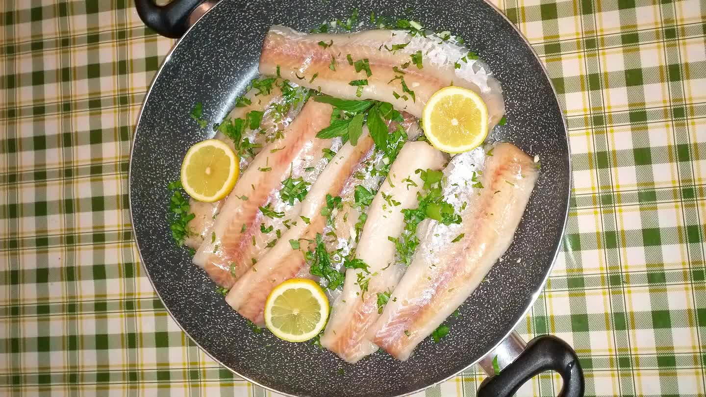 porre i filetti di pesce spoverandoli con il mix appena composto...