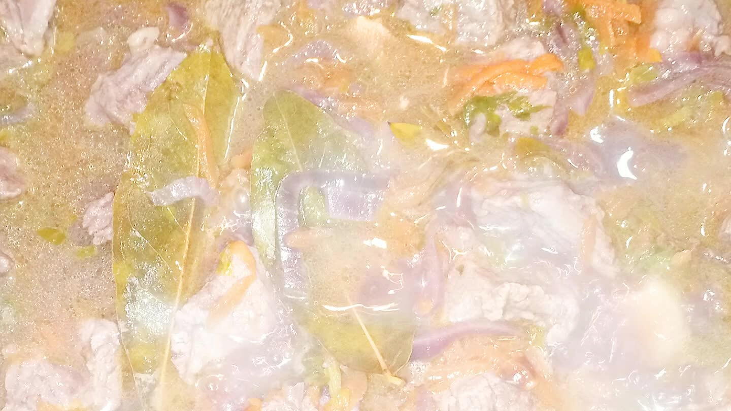 carne , se é il caso versiamo un'altro bicchiere di vino rosso x continuare la cottura ...abbassiamo la fiamma e terminiamo ...