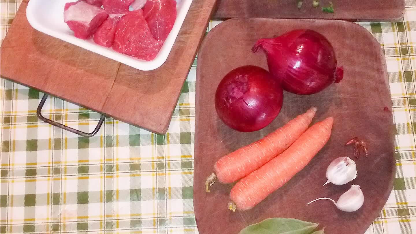 lio,sminuzzato i peperoncini,e grattiamo le carote...sminuzzato il sedano...