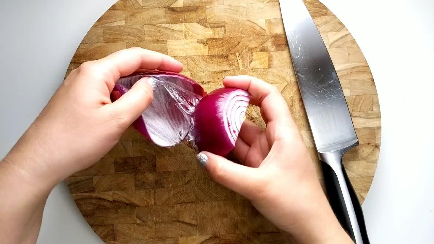 he root end intact, slice into the onion with the knife parallel to the cutting board. Then cut down across the onion to create slices. Cut across the slices, holding firmly onto the root side of the onion to create a fine dice.