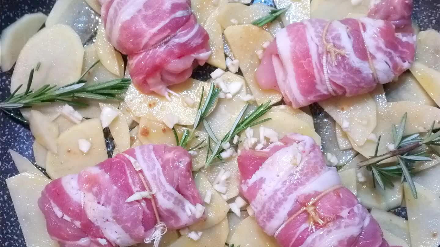 lcuni rametti di rosmarino ...aglio sminuzzato ...salare...