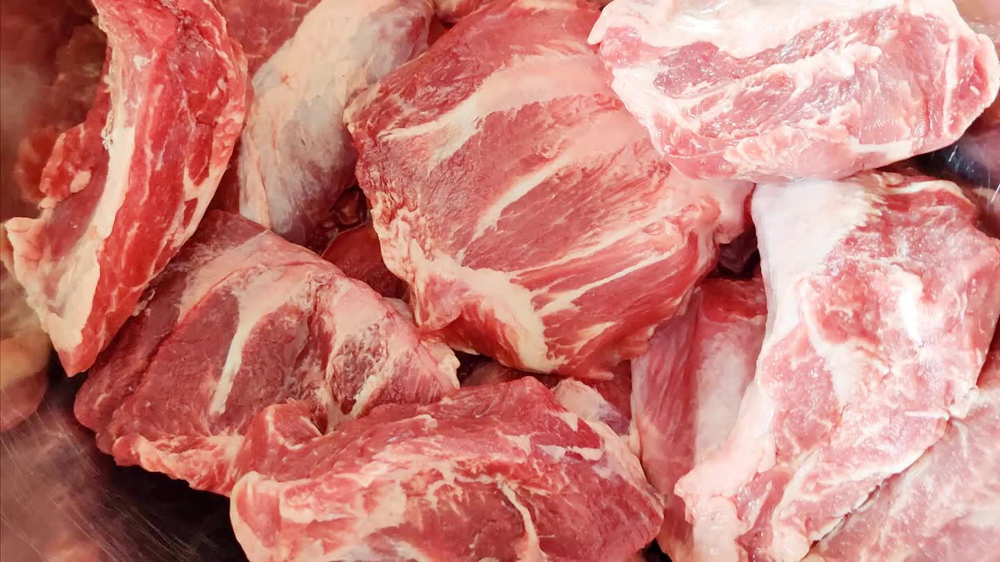 e mas tierna. Es lo mas elaborioso de la receta ya que hay que ir levantando y cortando justo por debajo de la telilla hasta que la carne quede limpia.