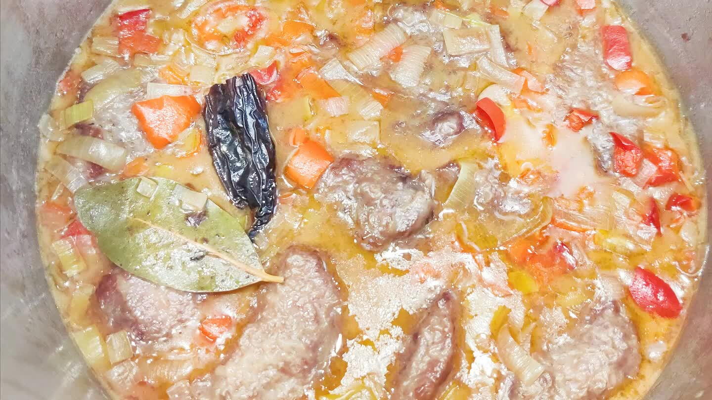 ozos de carne y trituro las verduras (probar y salpimentamos a gusto) , si tiene mucha salsa quitar un poco, añadir los vinos y dejar a fuego hasta que reduzca y pierda el alcohol.