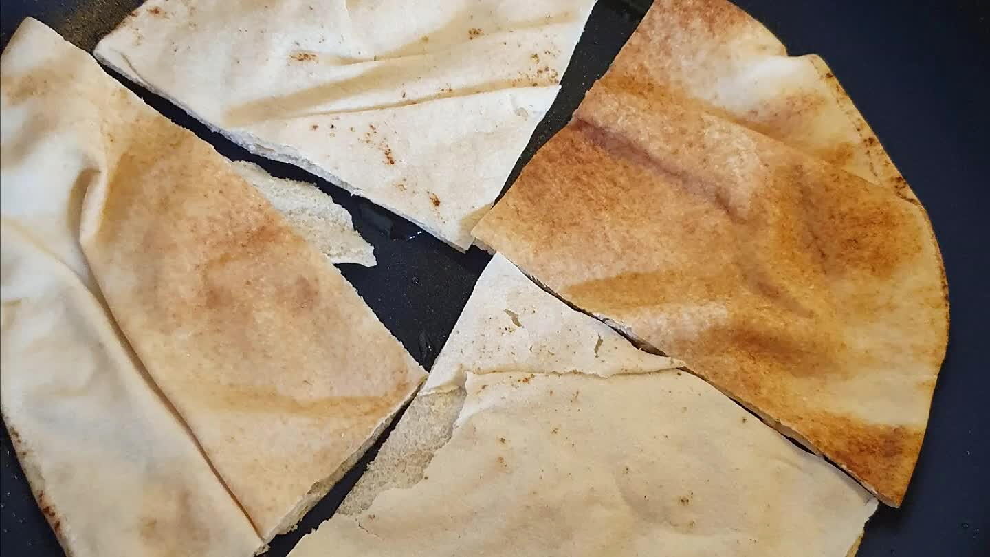 en bak de stukjes brood op laag vuur, zorg dat het brood zacht blijft.