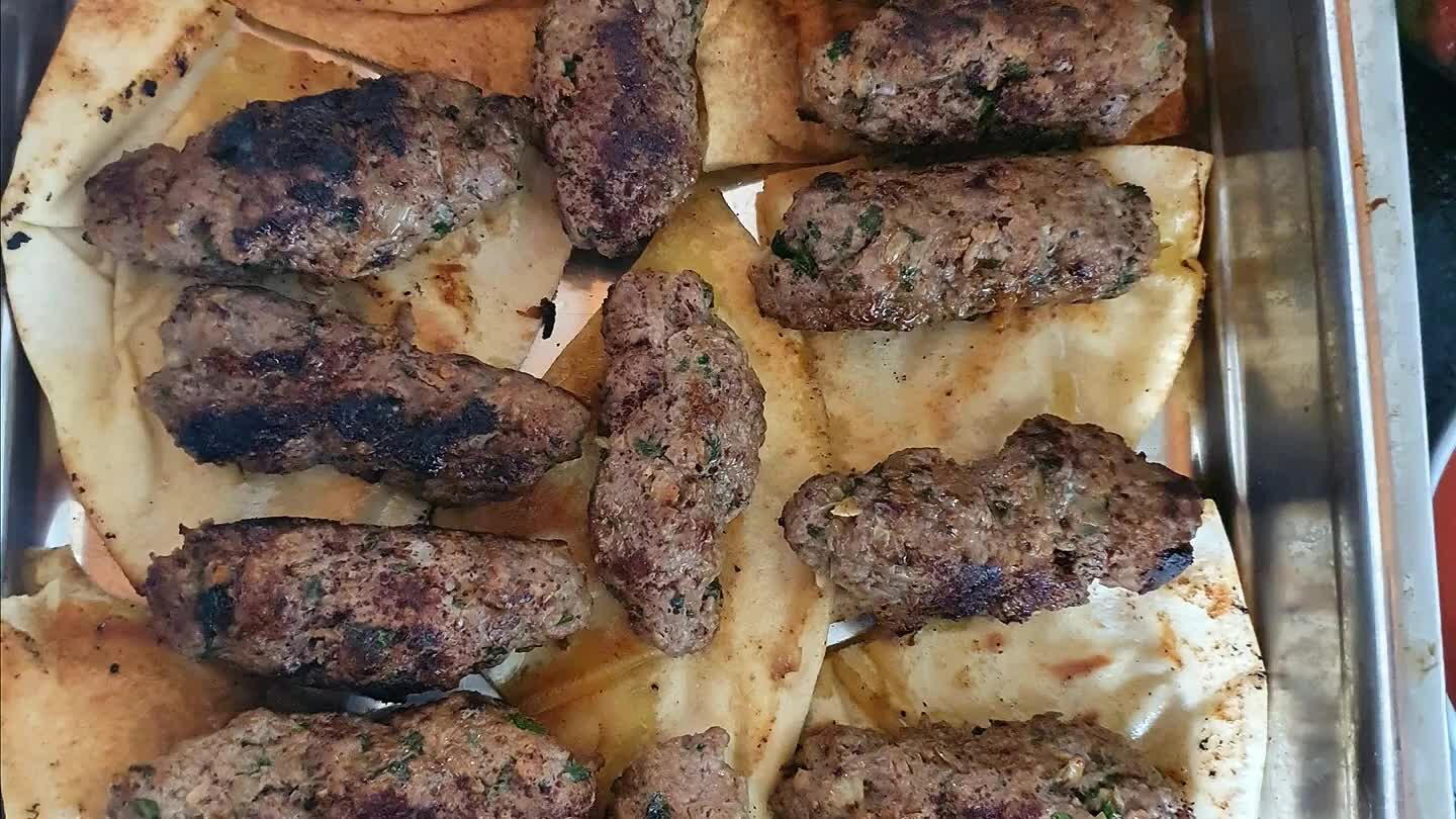 ehakt rolletjes erop, verdeel de ui en daarna de salade eroverheen.