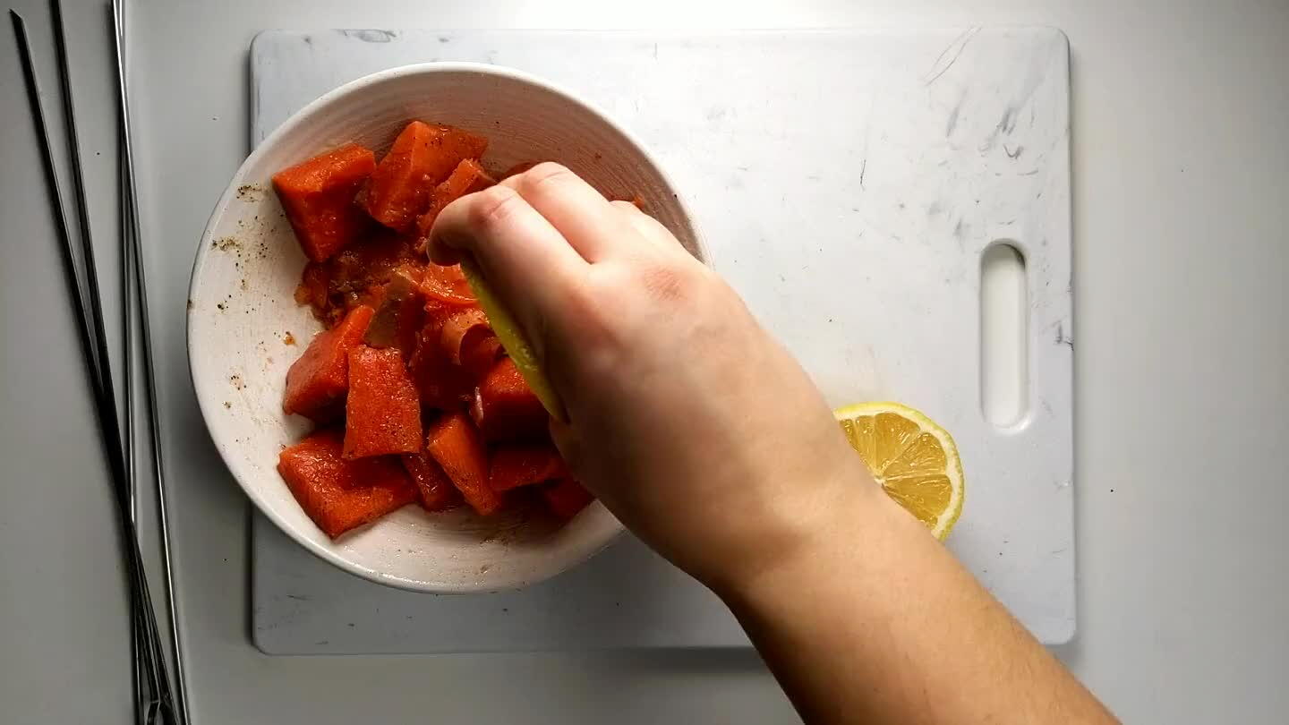 il succo di limone sul salmone.
