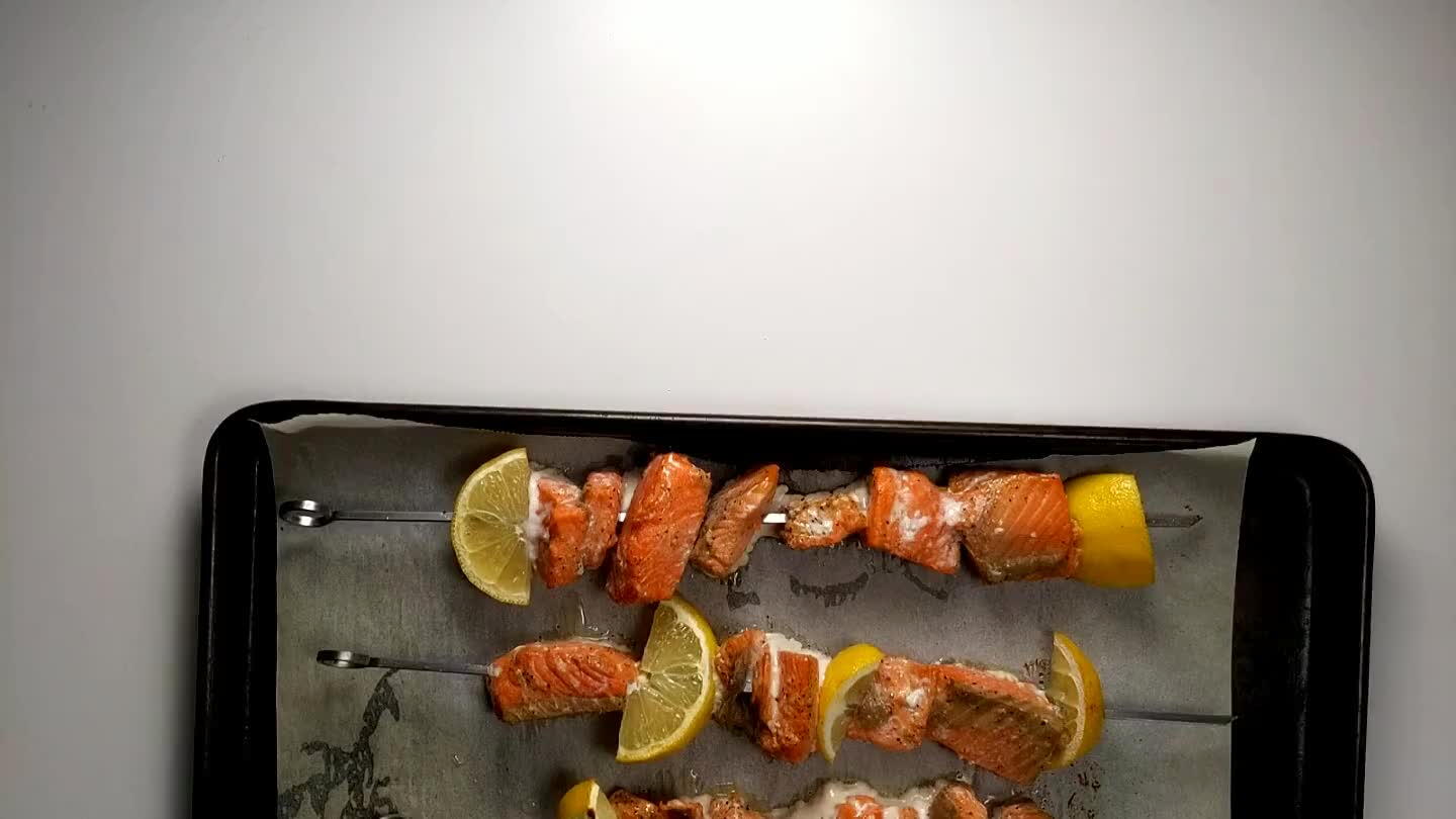 di salmone in forno sul ripiano superiore e cuocili per 5 minuti. Metti il forno in modalitΓ grill e cuoci per altri 3 minuti.