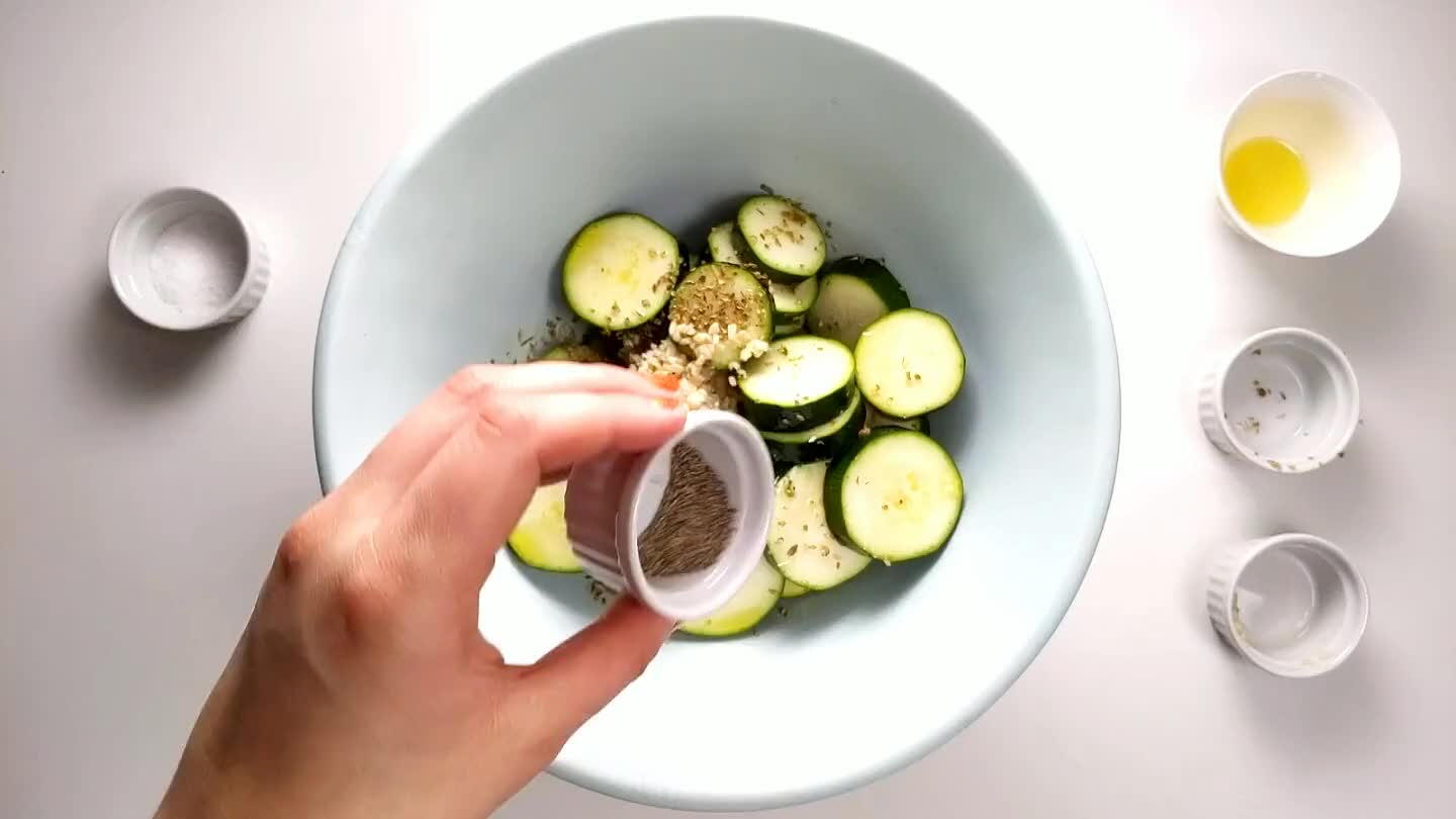 odo junto para cubrir con aceite y condimentos.