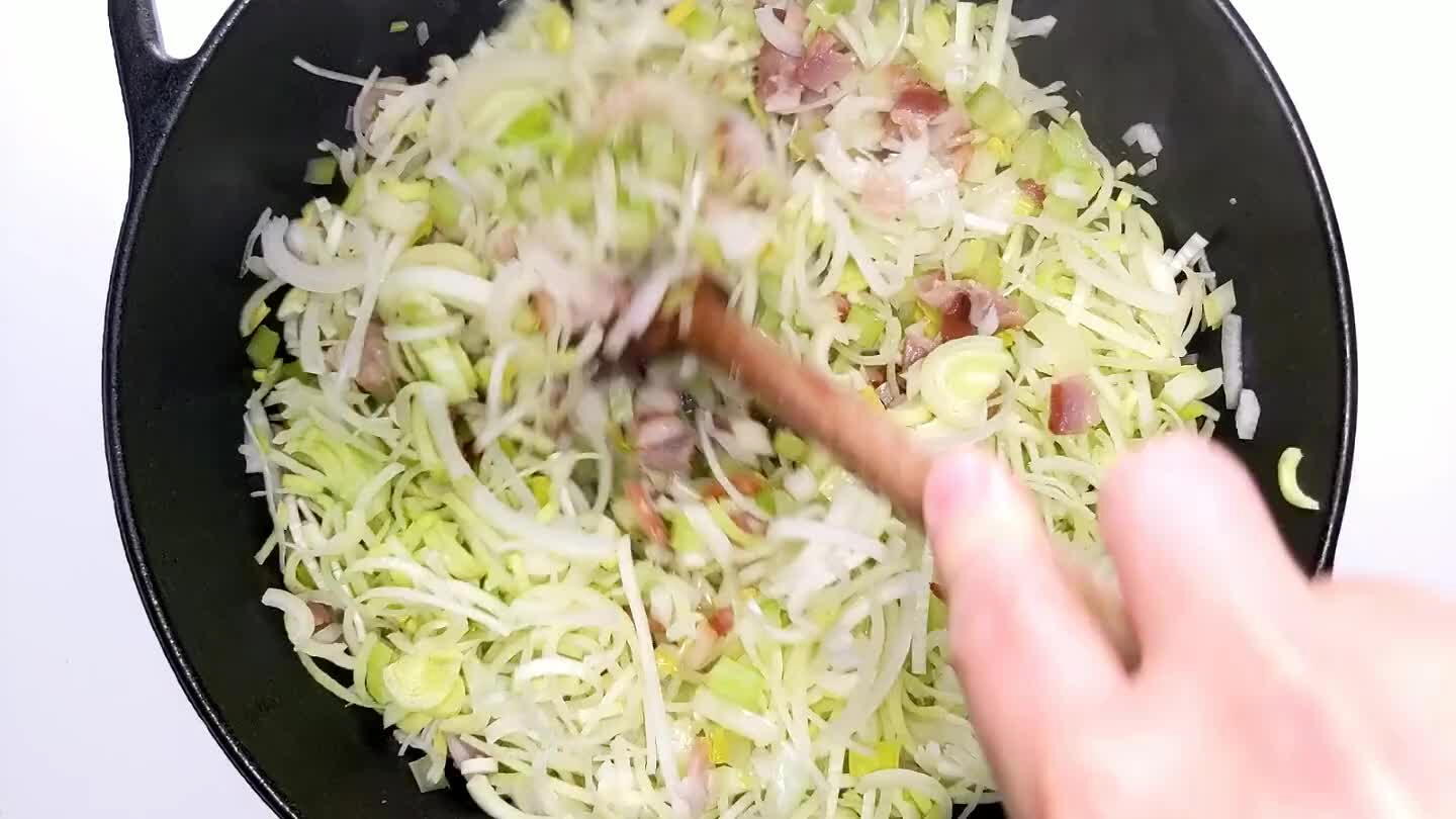 ent. Try your best not to develop much color in the vegetables here, in order to maintain a bright, white chowder.