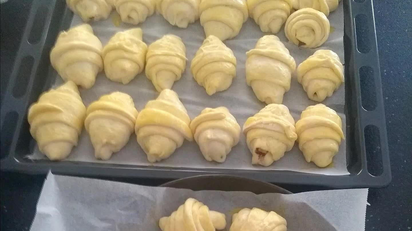 etom. Ostaviti ih da odstoje sat vremena prije pečenja.