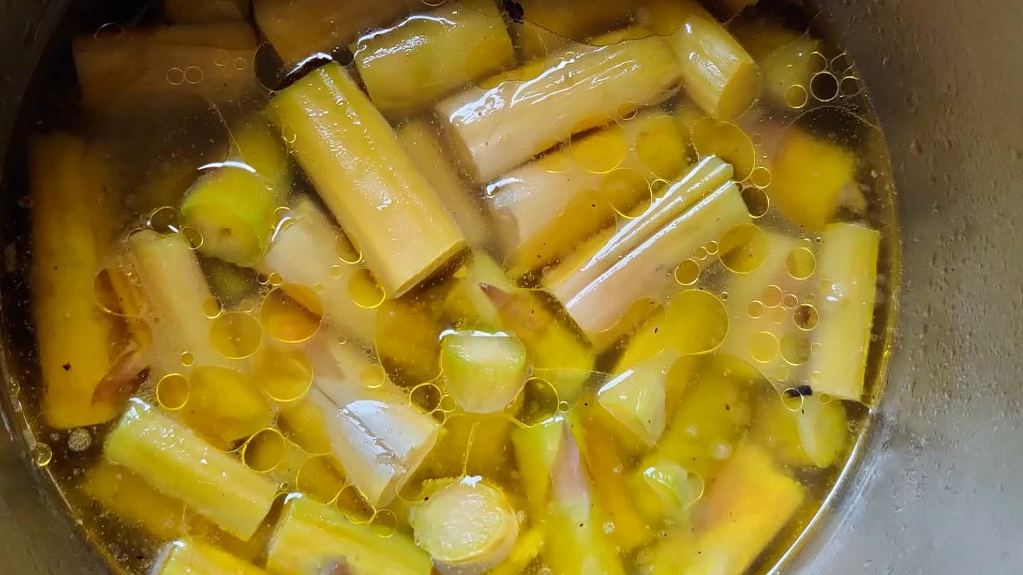 irán para el arroz y la parte dura para hacer el fondo. Ponemos en una olla el agua con las partes de abajo de los esparragos y un poco de aceite, lo dejamos cocer a fuego bajo unos 20 min hasta que se reblandezcan. Luego lo pasamos con la batidora y con un colador o tamiz le quitamos los tallos y fibras. Salpimentamos al gusto. Mantenemos el caldo caliente para el arroz.