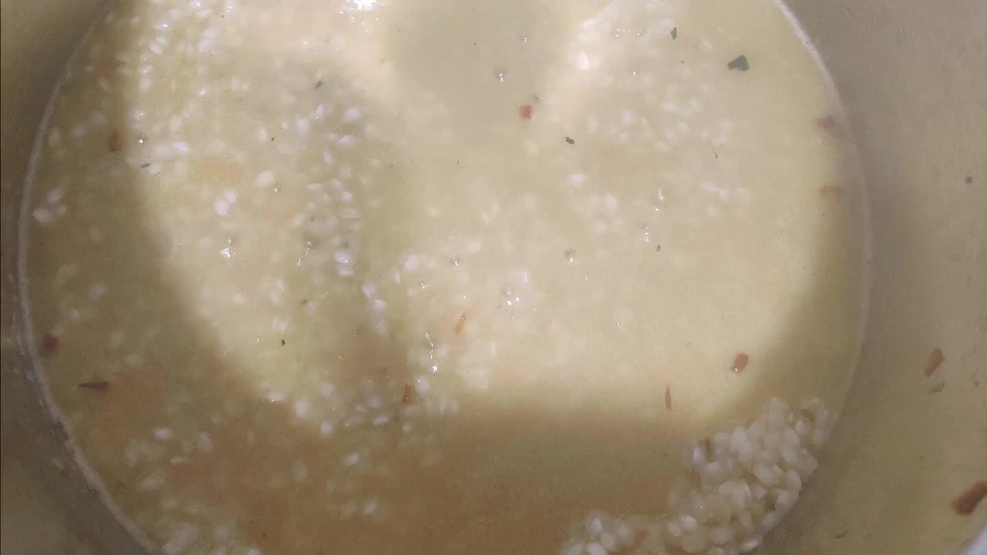 espárragos y removemos de vez en cuando. El arroz necesita cerca de 25 min de coccion, a los 20 min desde que le empezamos a añadir el caldo, le añadimos los espárragos con la chalota y mezclamos, luego le añadimos la nata y dejamos cocer 5 min más. Por ultimo el parmesano rallado, lo mezclamos, apagamos el fuego y dejamos un par de minutos que repose. Servimos en un plato hondo y decoramos con las puntas.