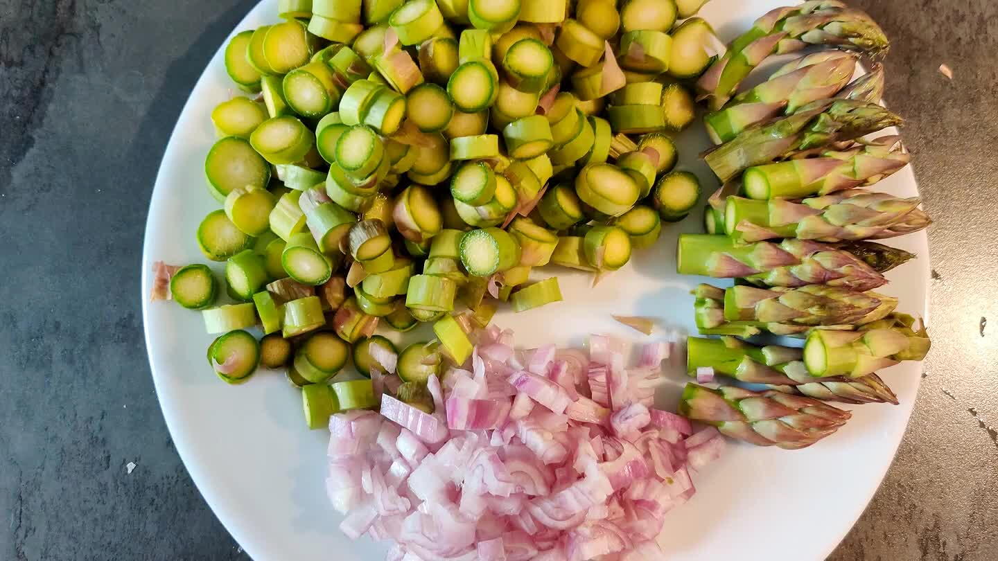 imos un chorrito de aceite y pochamos primero la chalota, cuando este casi transparente añadimos los esparragos (menos las puntas) y dejamos pochar todo junto unos 5 min a fuego medio. Sacamos y reservamos para mas tarde.