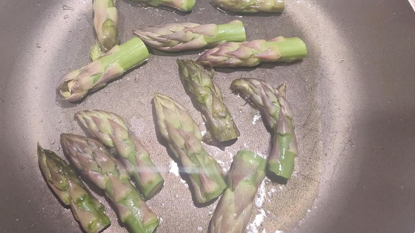 eservamos para decorar (calentarlas antes de servirlas). En esa sarten añadir el vino blanco y cocerlo hasta que se evapore el alcohol. En la olla de los esparragos añadir la mantequilla, luego el arroz y anacararlo. Luego le añadimos el vino y dejamos que cueza un poco.