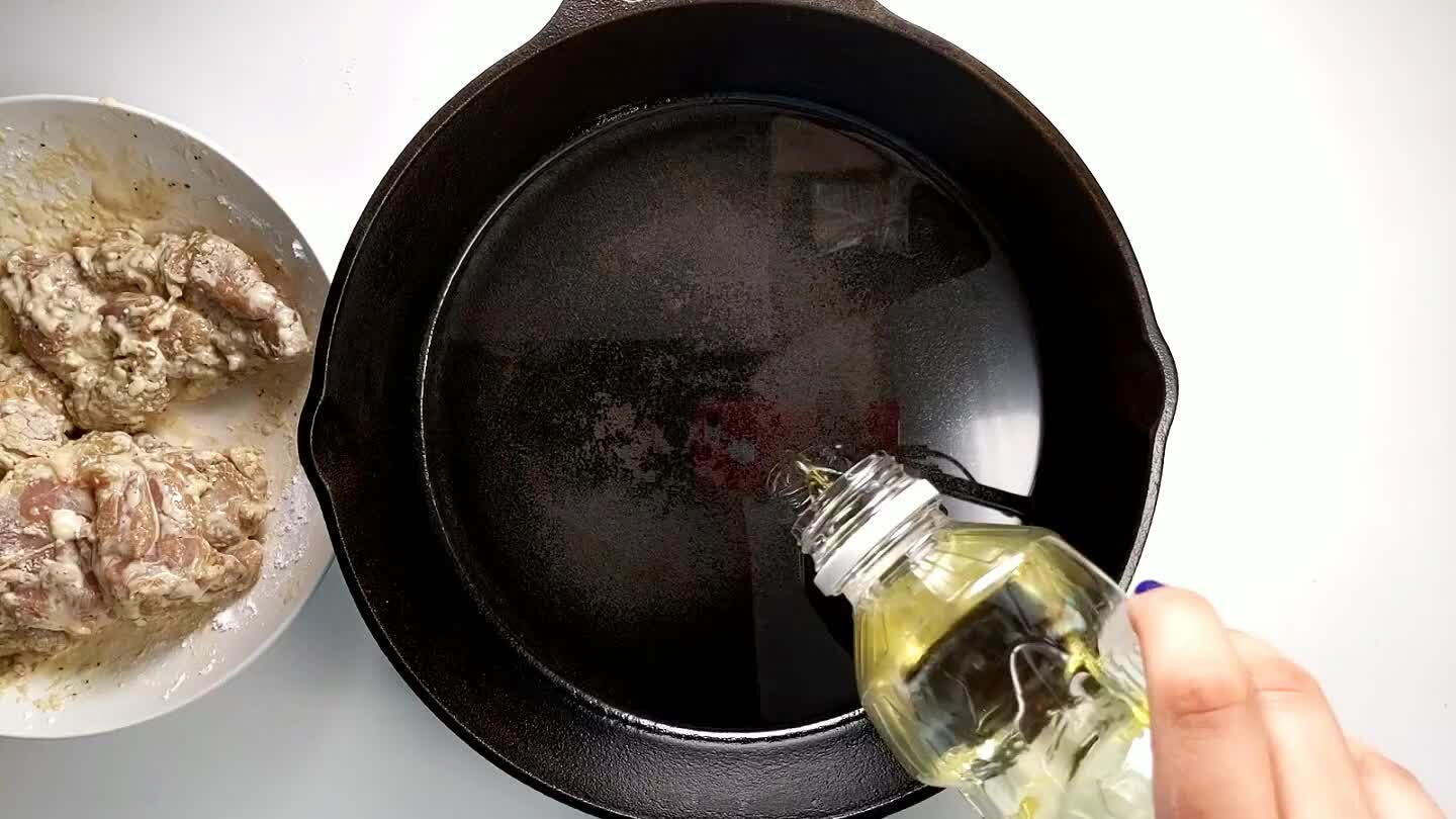 o 350°F and adjust the heat so that it stays at that temperature. When you add the chicken, the oil will cool off a bit, so you will want to check periodically to adjust the temperature and keep the oil hot.
