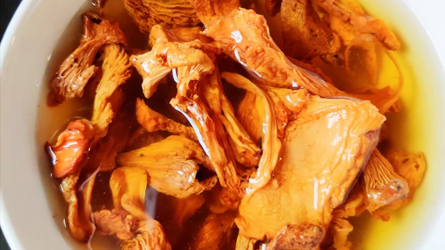 30 min antes de usarlas. Cortamos la chalota y sofreimos hasta caramelizadas, añadimos las setas frescas cortadas en pequeño y luego las secas. Cuando esten pochaditas, salpimentamos y añadimos las hierbas a gusto