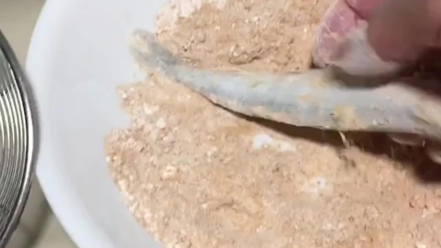 The Shishamo then coat its generously and removed excess flour and deep fry till itβs crispy, about 3 minutes then sprinkle a little of curry powder with salt mixture.