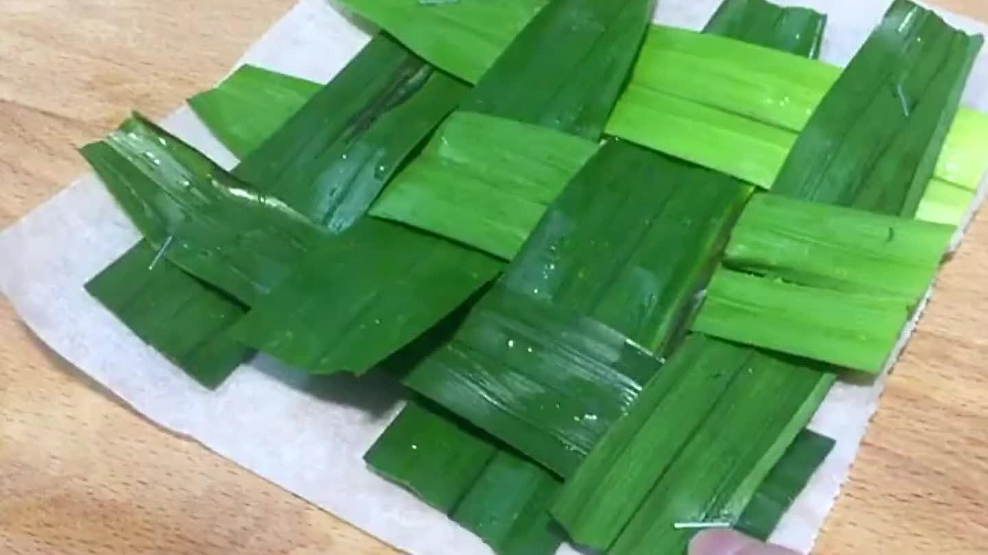 edge, for easy handling then press firmly onto bowl then pour generously and add 3 more halibut fish slice and lightly crushed whole lemon grass then steam for 15 minutes.