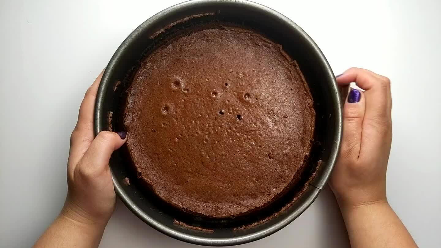 elease it from the sides of the pan. Then release the springform ring and remove it.