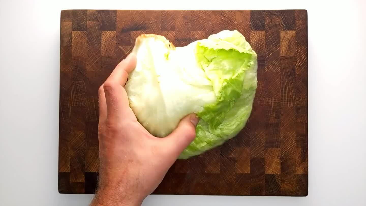 es. Slice the lettuce into thin strips.