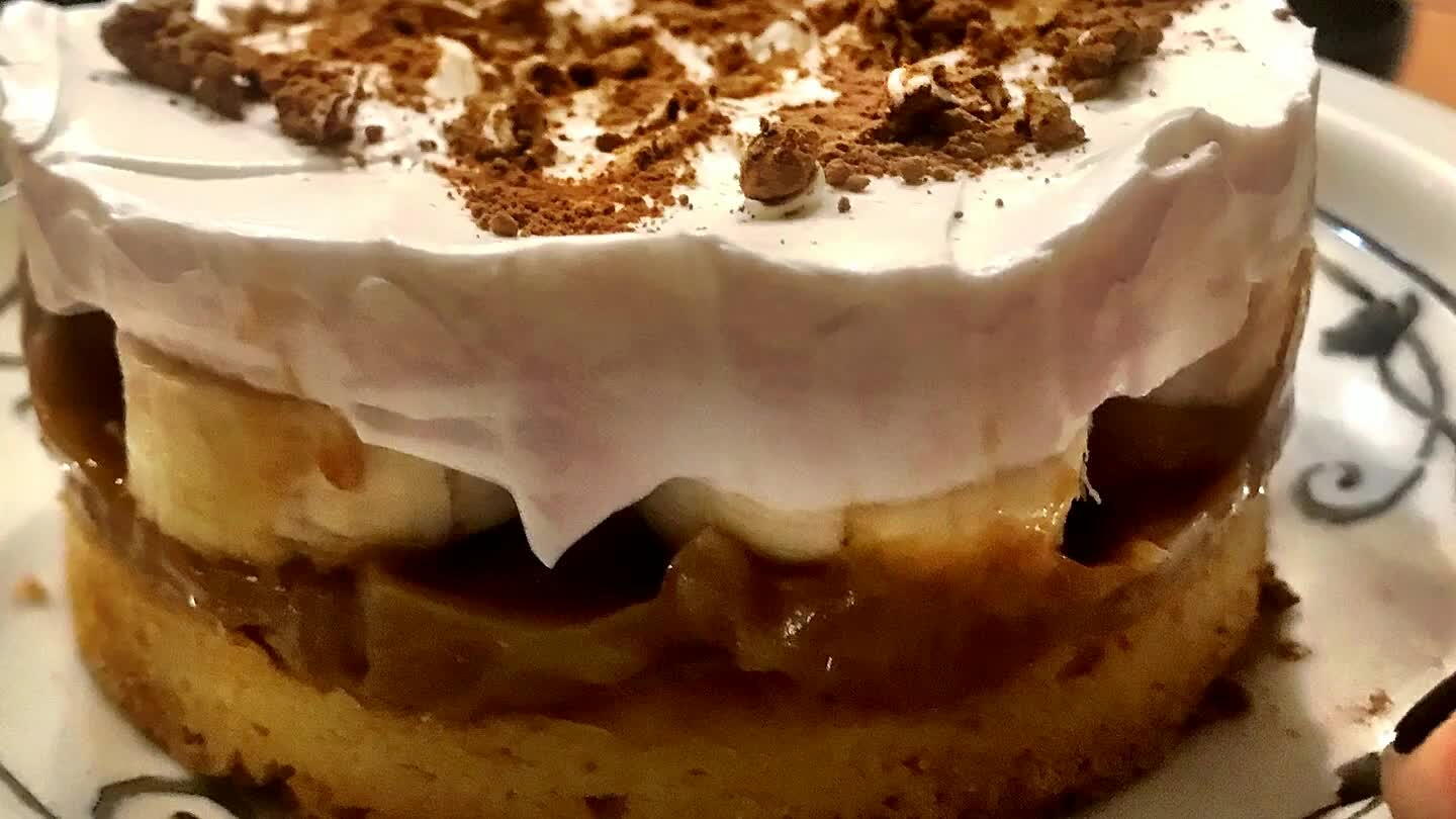 que as bananas e cubra com o chantilly , polvilhe chocolate e desinforme no prato de sua preferência.