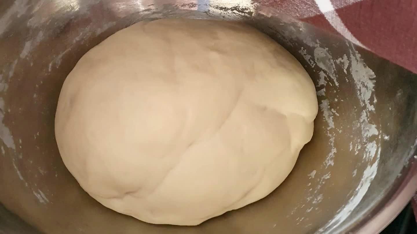 ne ciasto zostawiamy w misce pod przykryciem na 45min.