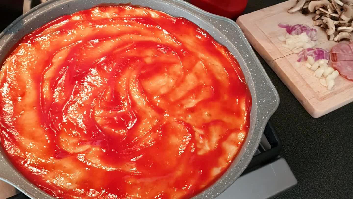 m. Dodajemy wybrane składniki, ale starty lub pokrojony ser dzielimy na pół i jedna część dajemy na spód, druga dopiero na wierzch na pozostałe dodatki - pizza lepiej się upiecze. Wstawiamy do piekarnika.