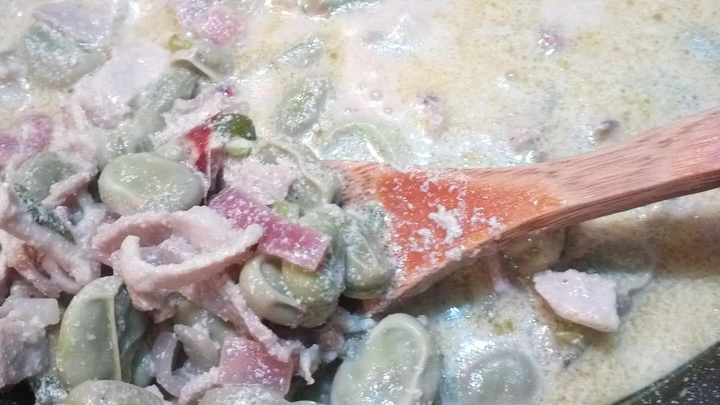 nsieme alle favette alla menta fresca sminuzzata ed ai pezzetti di lonza di maiale . Iniziamo la cottura a fuoco medio.