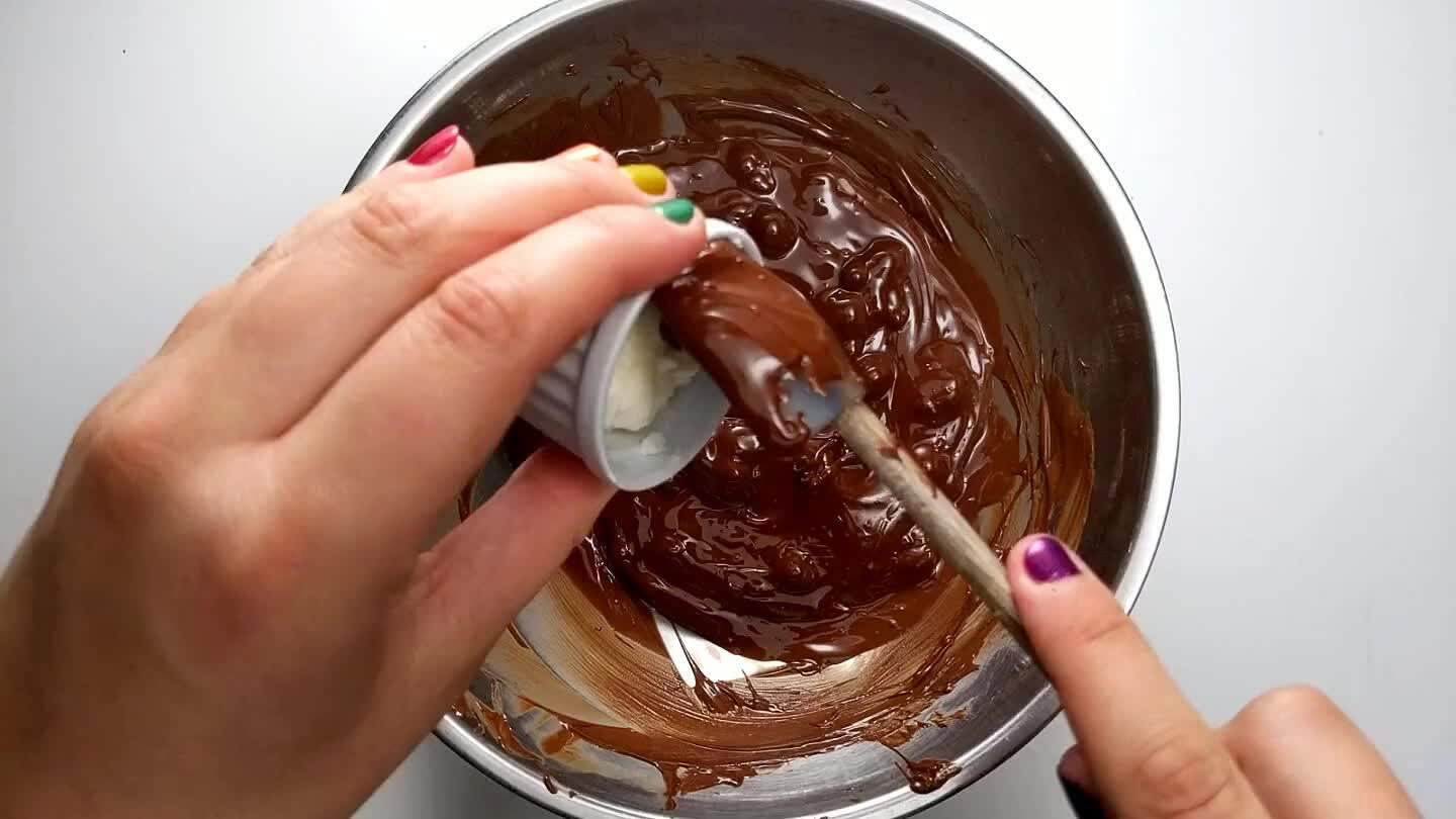 chocolate a bit of shine and keep it soft for dipping the cookies. Coconut oil will also work for this, but will affect the flavor a bit.