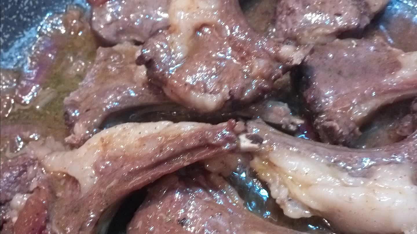 el pepe nero...continuiamo la cottura fino ad assorbimento del vino ( circa altri 8min.) ricordandoci di girarle ogni tanto...