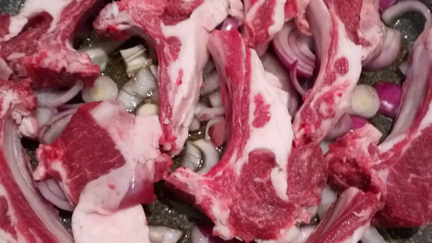 ci ora le bistecche di pecora e qualche granello di sale grosso...