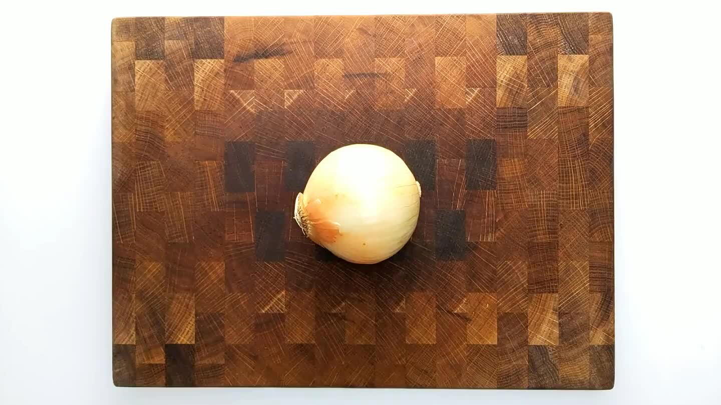 from the top, perpendicular to the sliced stem face without cutting through the root end. Slice again from the top, perpendicular to the previous slice to dice.