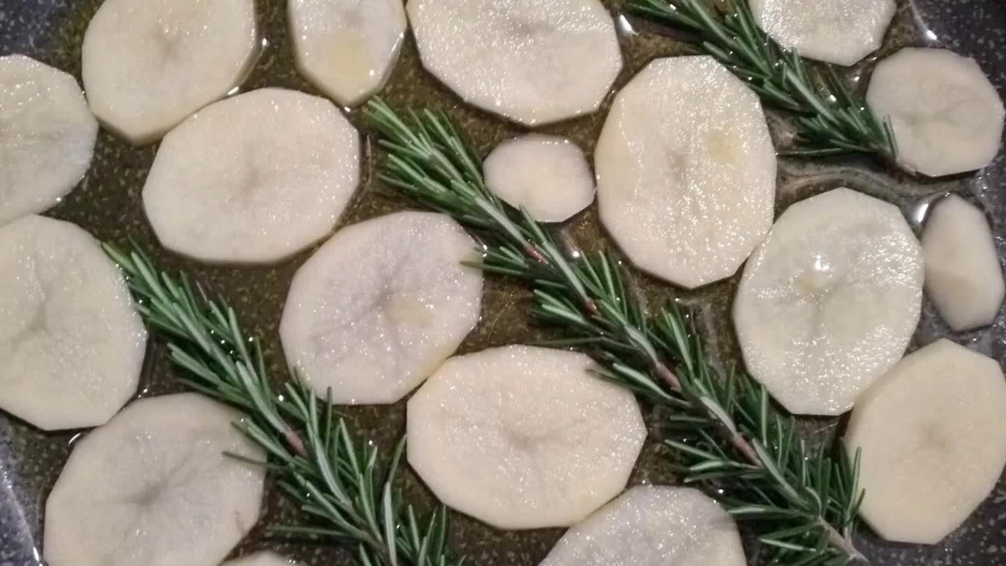 bucciate e tagliate a rondelle non molto spesse , accompagniamo con dei rametti di rosmarino e qualche granello do sale grosso...
