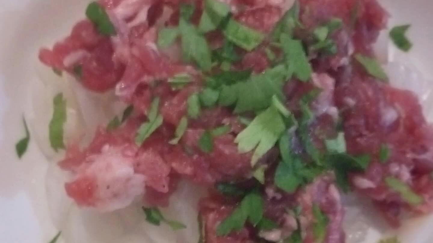abbiamo svuotato e sminuzzato , del prezzemolo ) che andrà al centro della cipolla ...!!!