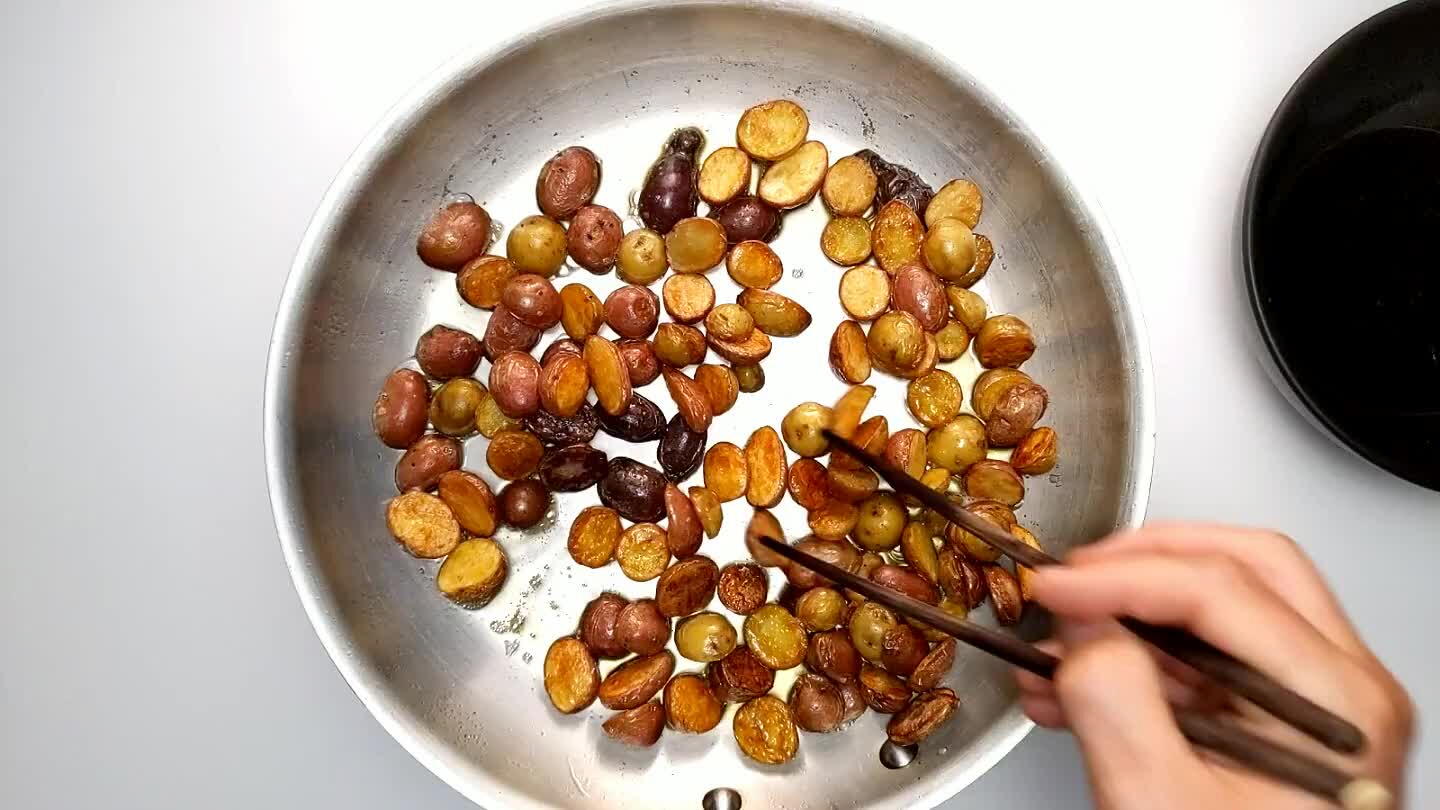 atoes. A knife or fork should easily peirce the larges potato chunks. Otherwise, add a little water and continue cooking until the potatoes are done.