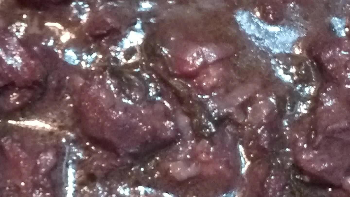 5 min. a fuoco lento irrorando di vino rosso a metà cottura , correggiamo di sale e insaporiamo con un rametto di timo selvatico...