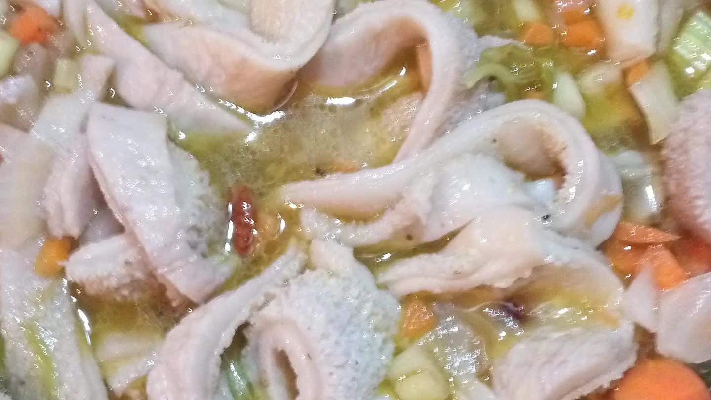 uno spicchio di aflio con un paio di peperoncini... dopo alcuni minuti posiamo la trippa che deve già essere pulita e sbollentata . Saliamo e pepiamo e cuciniamo a fiamma bassa x circa 25 minuti...