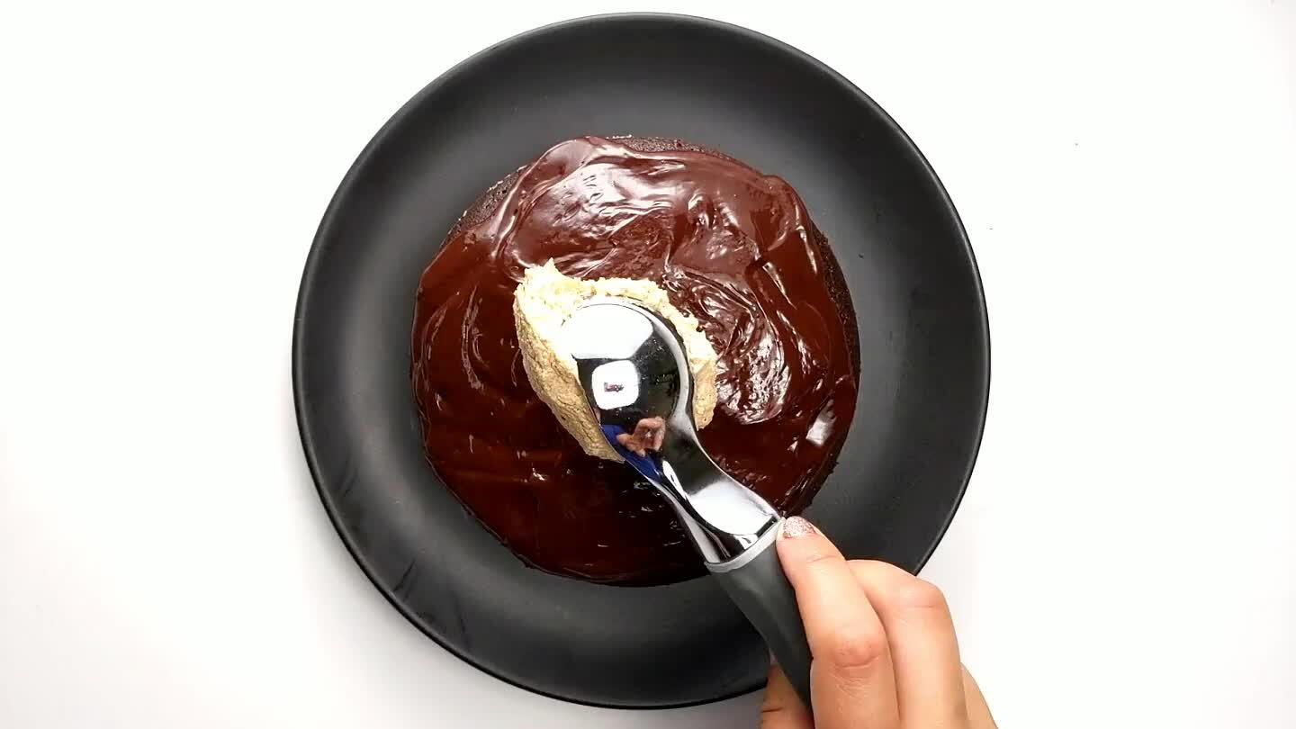 he cake! Serve!