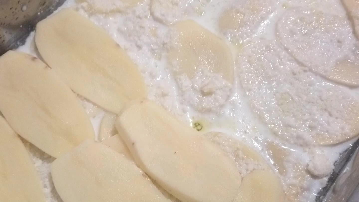 .Versiamo adagio il latte in modo da guarnire gli spazi vuoti delle patate. Oliamo di nuovo le patate e spargiamo il primo formaggio grattugiato , parmigiano poi spargiamo il secondo formaggio , pecorino romano , e adagiamo così il secondo piano di patate e riiniziamo con le spolverate di formaggi.