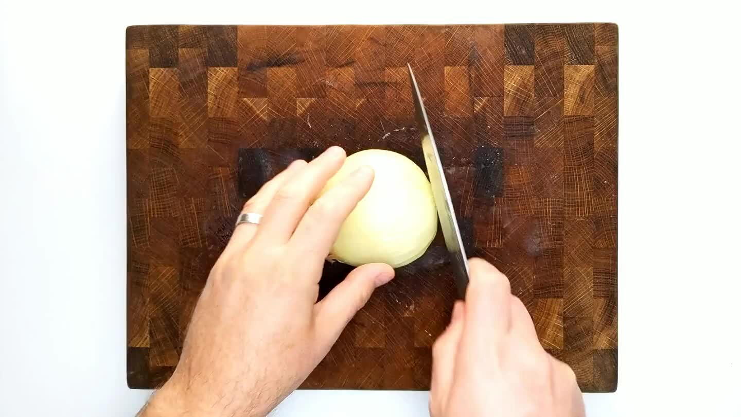 e root tip to yield 1/4" arches of onion.