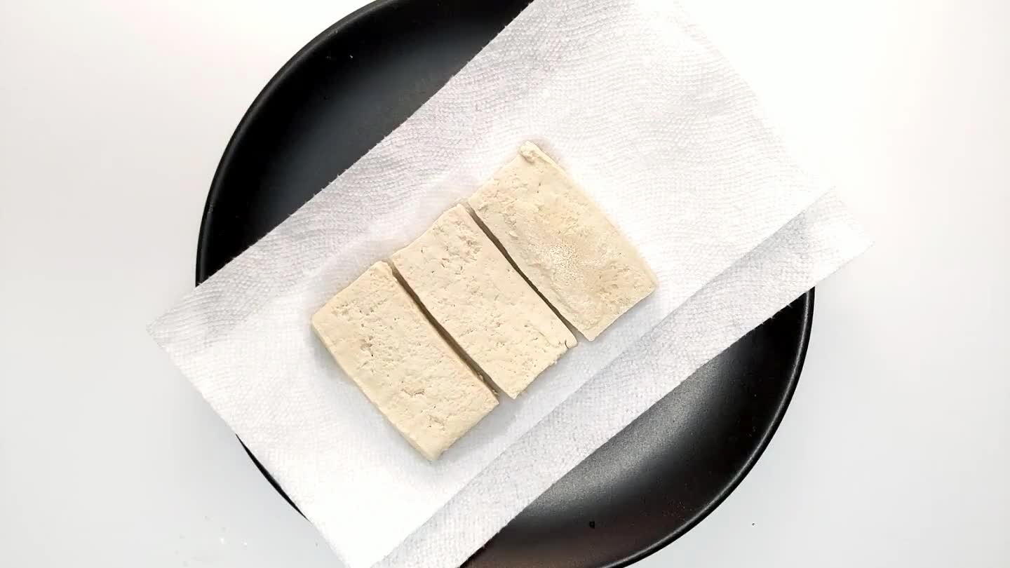 another few paper towels on top. You'll need enough paper to soak up all of th moisture that comes off of the tofu.