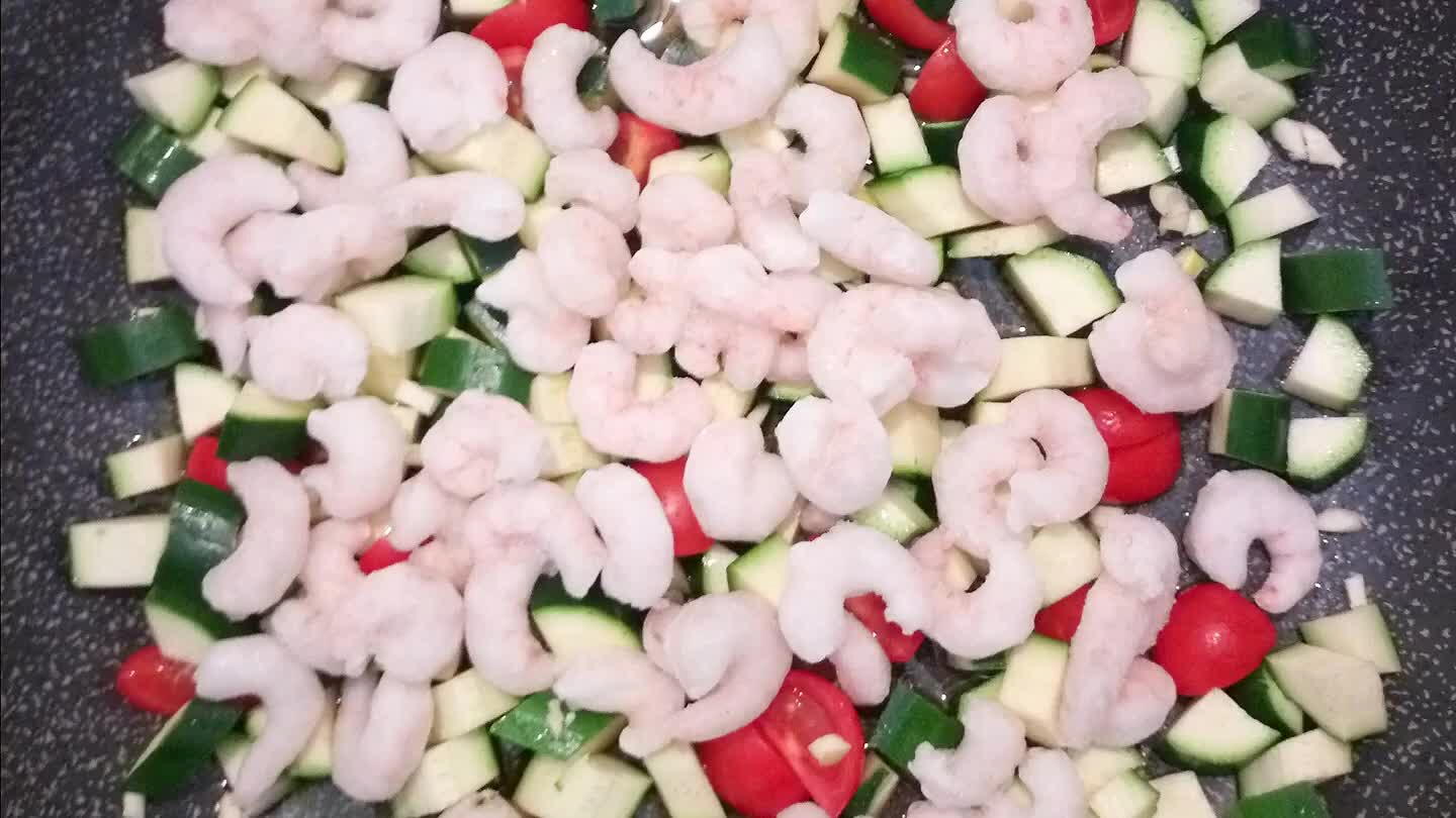 ungere il prezzemolo , l'aglio il pepe nero macinato e un pizzico di sale. Cuciniamo a fuoco lento , per circa 15 minuti e sfumiamo con mezzo bicchiere di vino bianco . Continuiamo fino ad assorbimento che resti un po' in umido con appena di sughetto ...