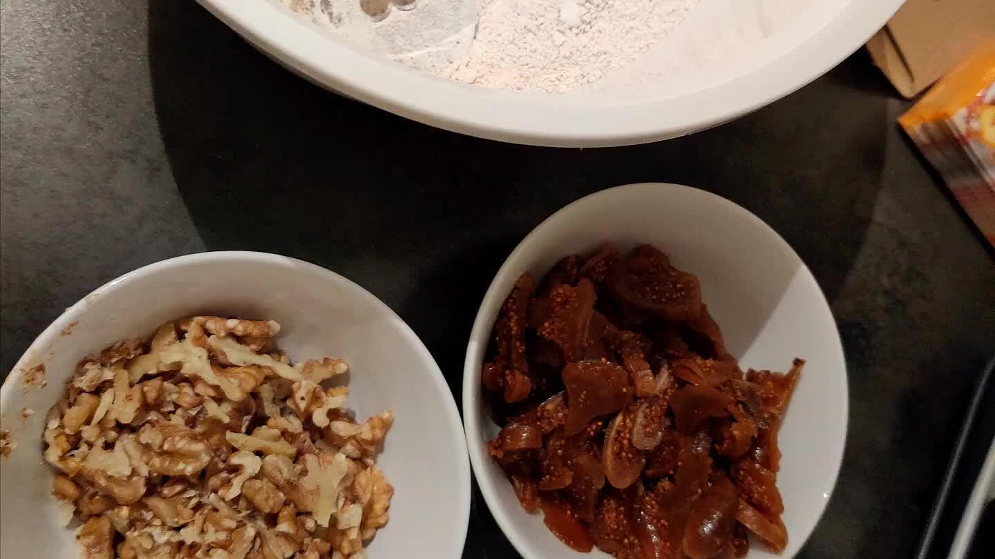 que la levadura actue 10 min. En ese tiempo corta los higos y nueces. En un bol grande mezcla el harina con la cucharadita de sal. Luego añade el agua poco a poco y mezcla bien con varillas, la masa quedará pegajosa. Al final le añadimos los higos y las nueces mezclamos bien.