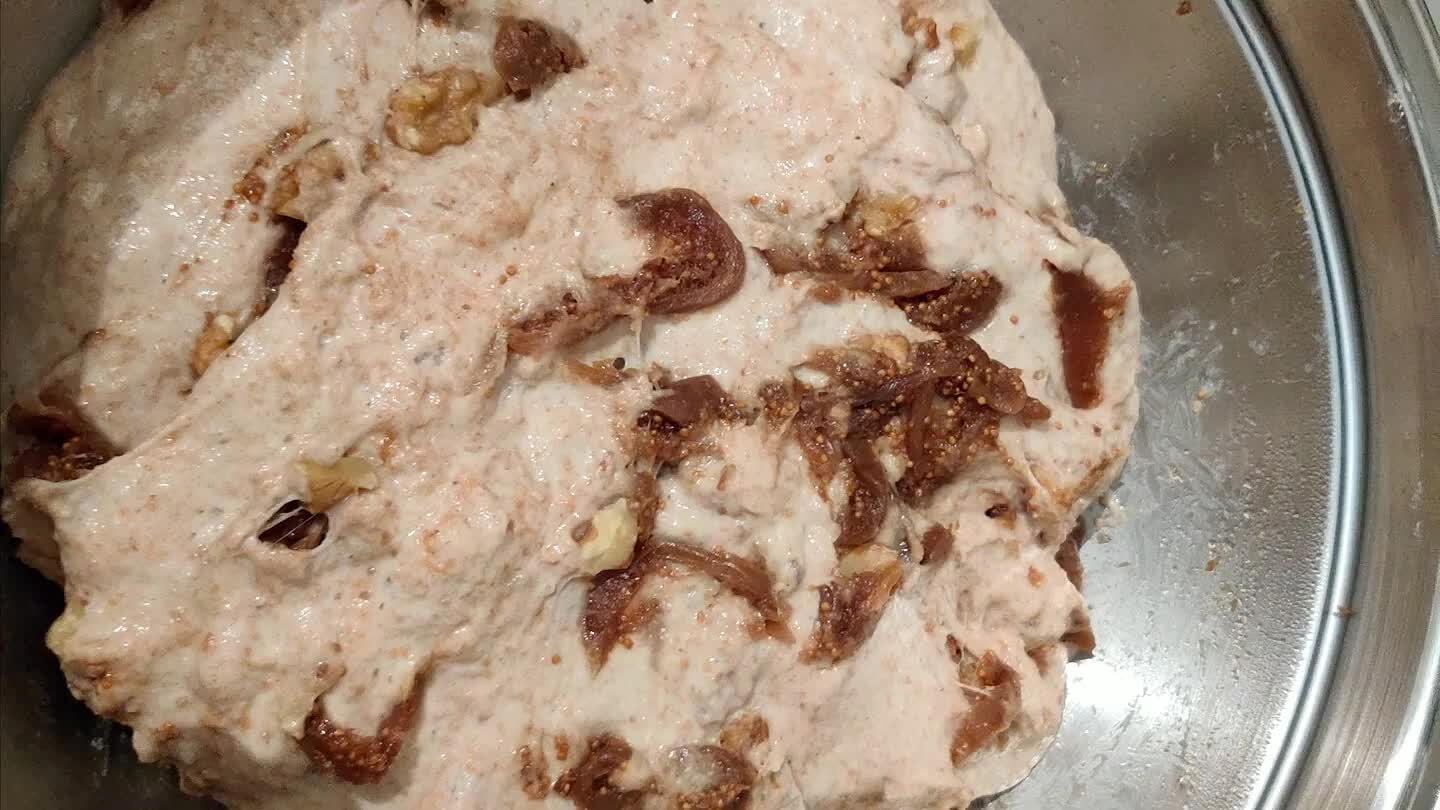l refrigerador, la masa debe haber doblado su tamaño. Pasado el tiempo echamos la masa en el bol previamente engrasado y enharinado. Meter al horno 45 min a unos 180 C°.
